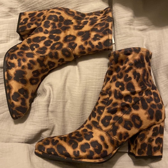 Marc Fisher size 8.5 leopard boots - Picture 1 of 2